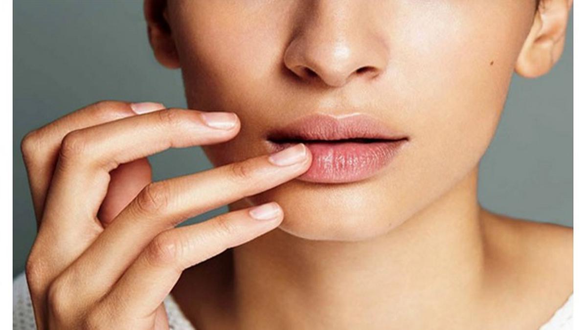 5 Cara Ampuh Mengatasi Bibir Kering Saat Puasa