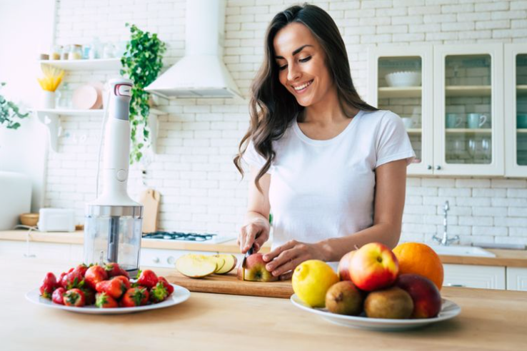 Buah bisa menjadi pilihan yang ringan dan sehat untuk sarapan. Menurut Healthline, buah baik untuk sarapan karena relatif rendah kalori dan mengandung serat, vitamin, mineral, serta gula alami